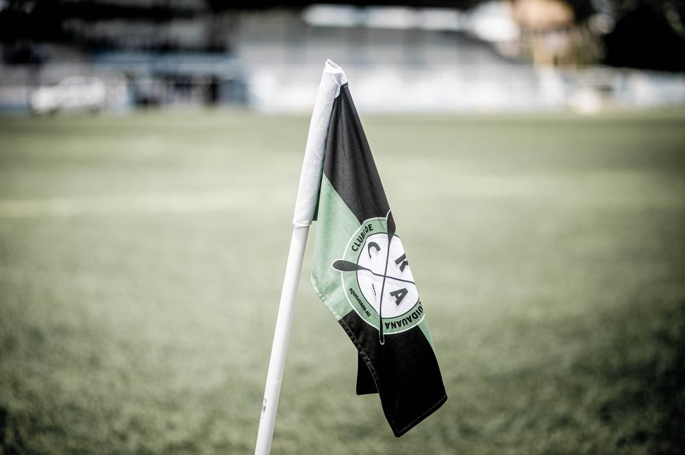Bandeirinha de escanteio com o escudo do CRA