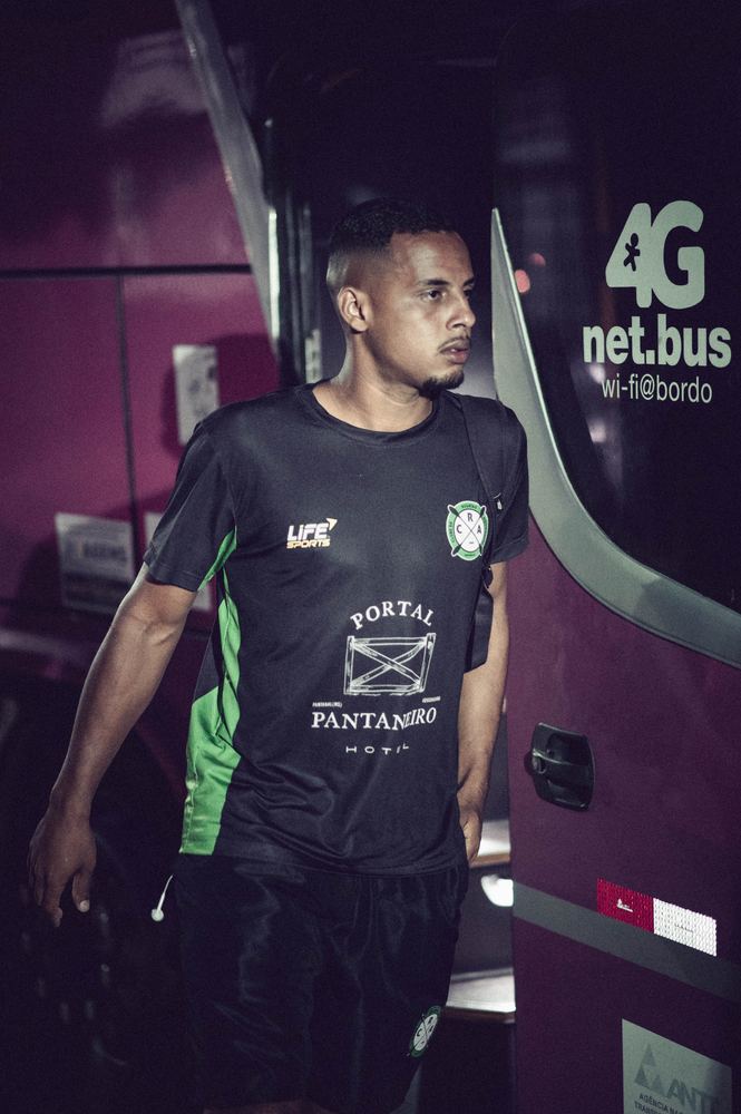 Jogador do CRA desembarcando do ônibus antes do jogo