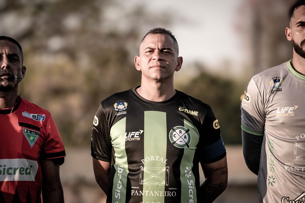 Waltão perfilado antes de jogo do CRA